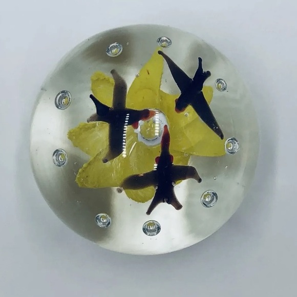 Birds Flying Over Yellow Flower - Art Glass Paperweight with Controlled Bubbles - Picture 6 of 6